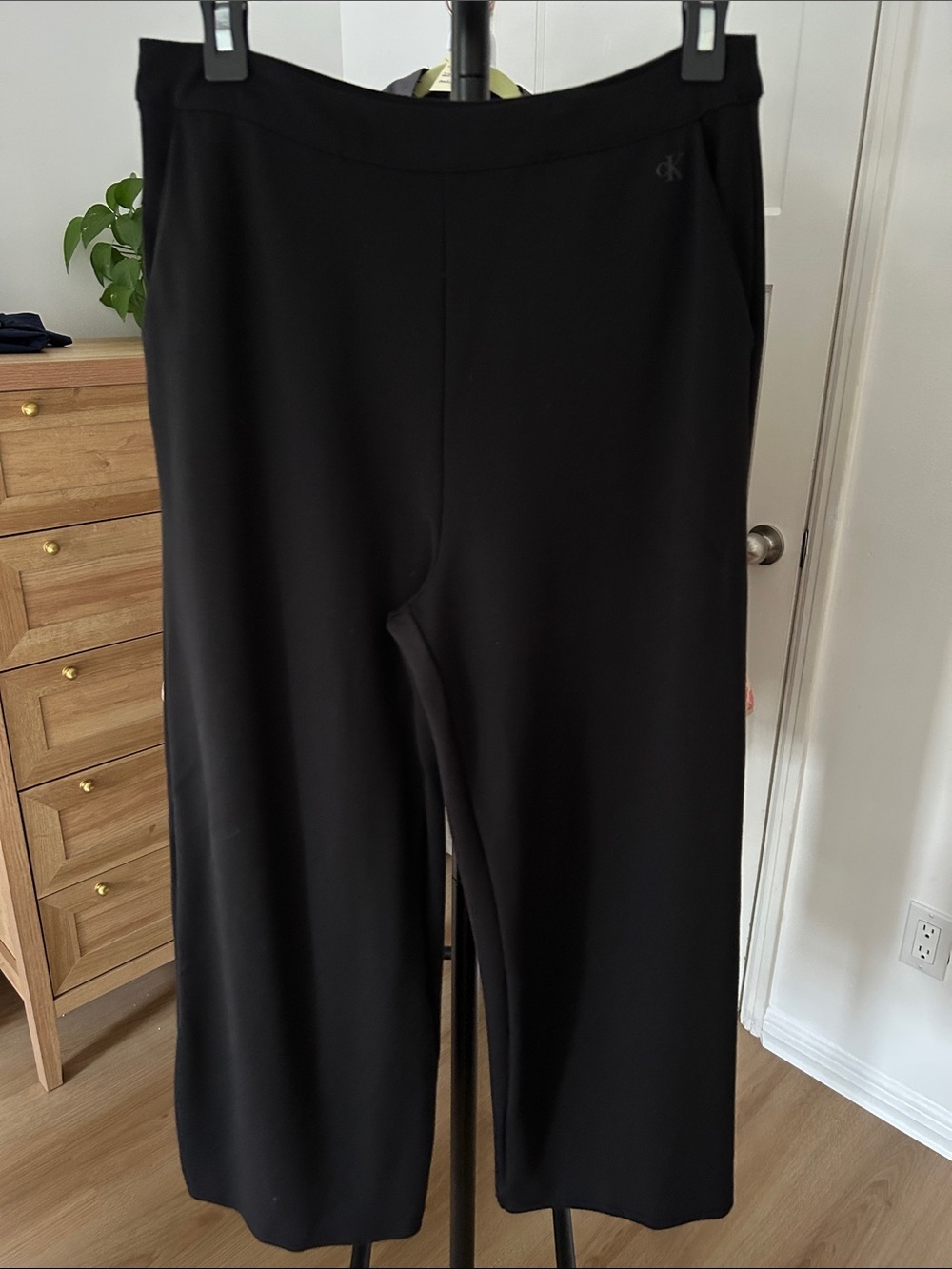 Calvin Klein Relaxed Dress Pant. Size small. 24” inseam. Pockets. Black.
